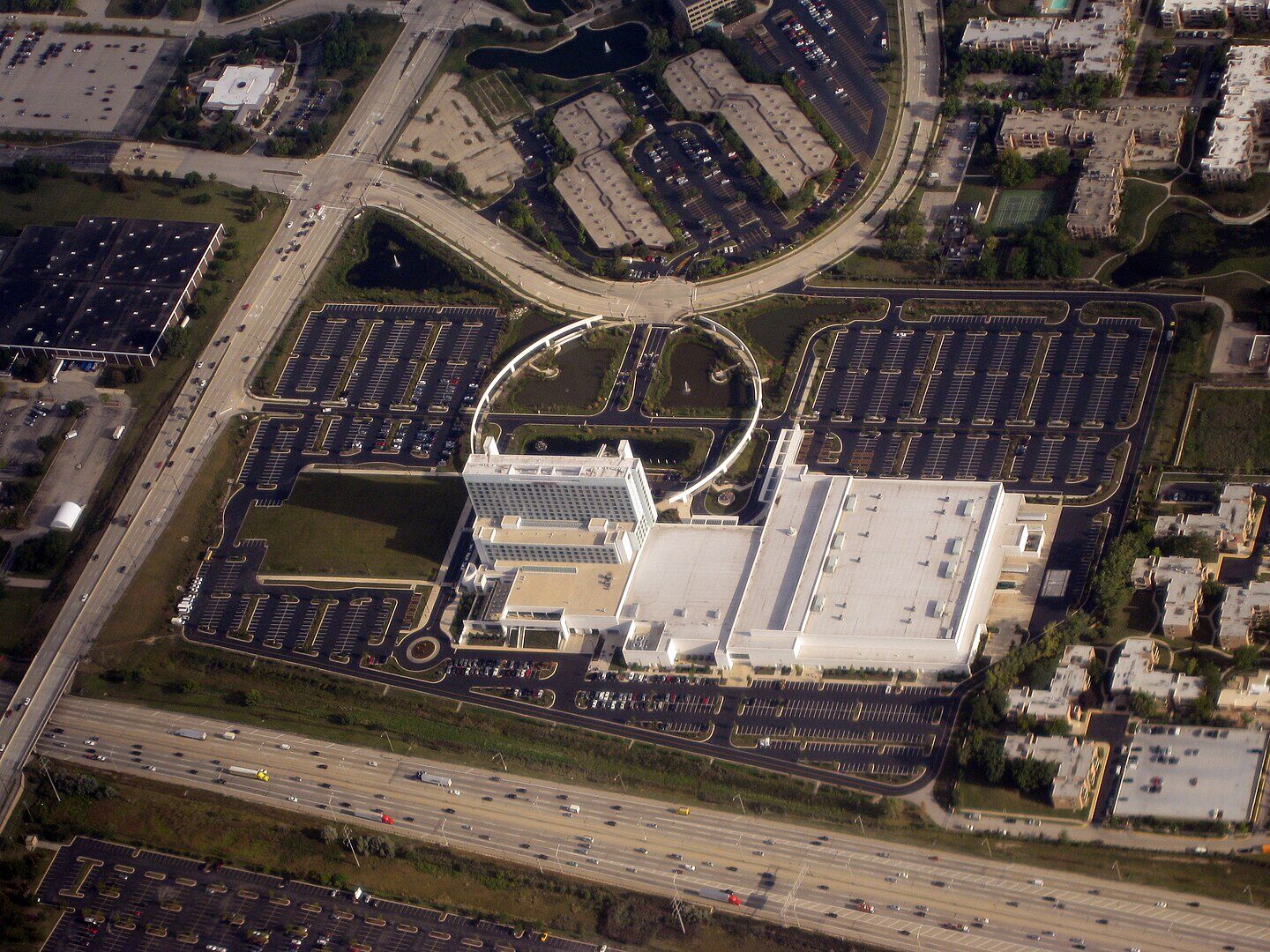 1440px-Renaissance_Schaumburg_Hotel